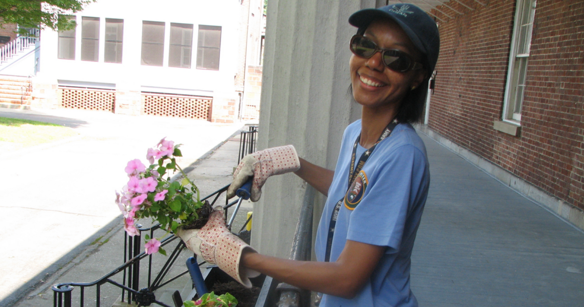 Volunteering In National Parks National Park Foundation   Governorsislandnm Volunteer Planters Nps Cropped 